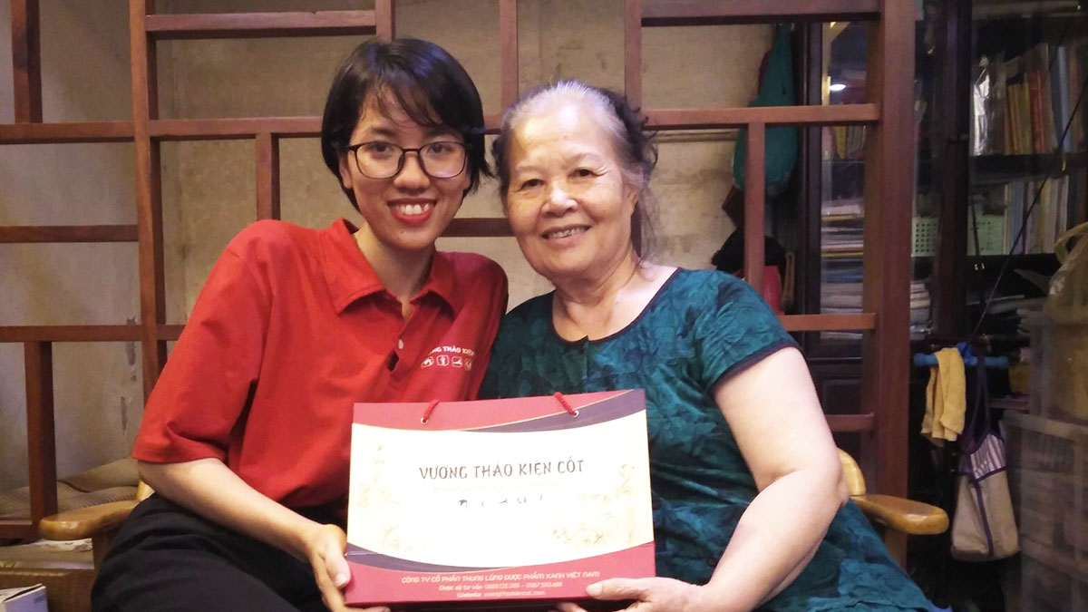 Vương thảo kiện cốt - giúp bố mẹ thoát khỏi nỗi khổ đau nhức xương khớp